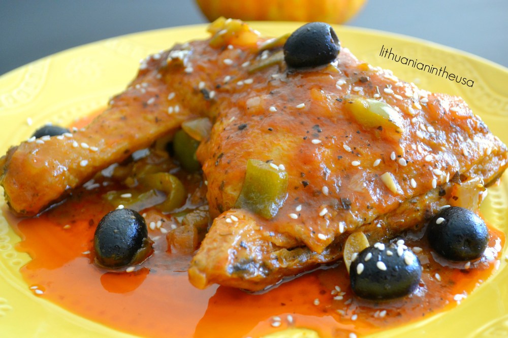 vistienos-ketvirciai-troskinti-pomidoru-padaze-1-1