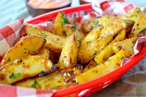 bulviu-skilteles-su-cesnaku_potato-wedgies-47-1