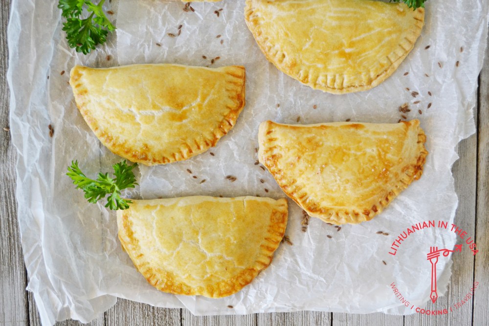 Pyrageliai su grybais ir raugintais kopustais (35)