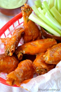 vistienos-sparneliai-su-bafalo-padazu-14-1